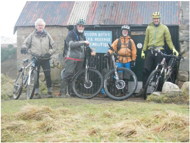 Mountain bike circuit with CMC veklo gang gathered outside Ryvoan bothy